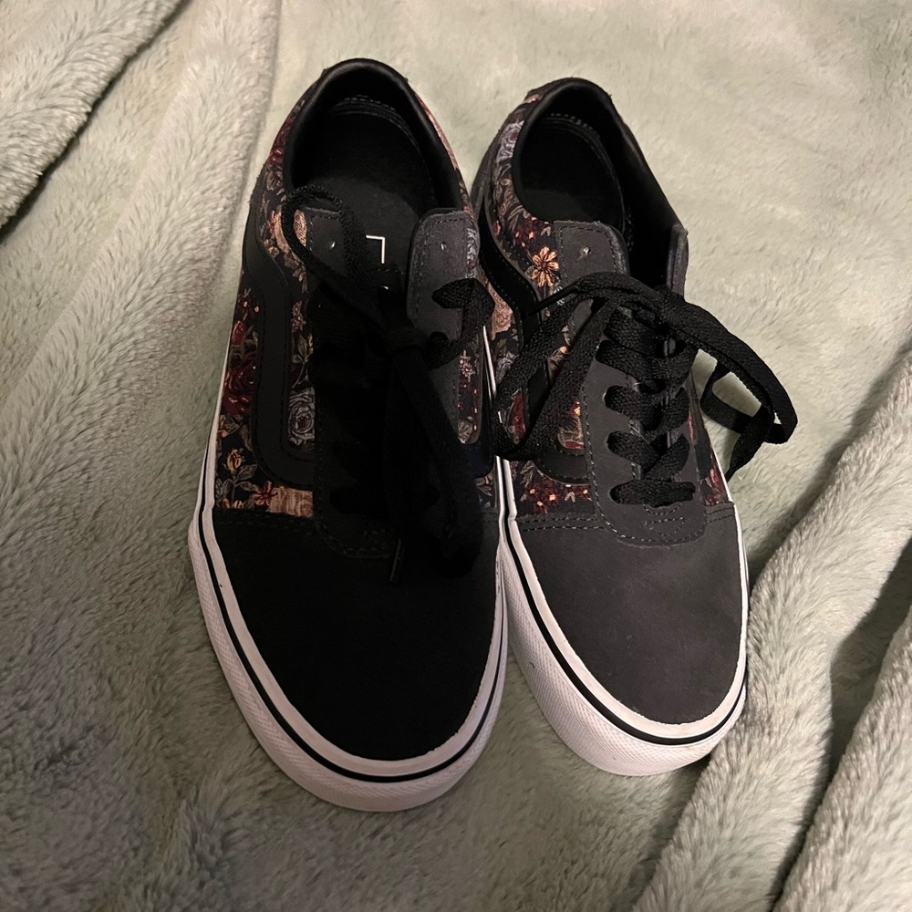 6.5 women’s black rose old skool vans